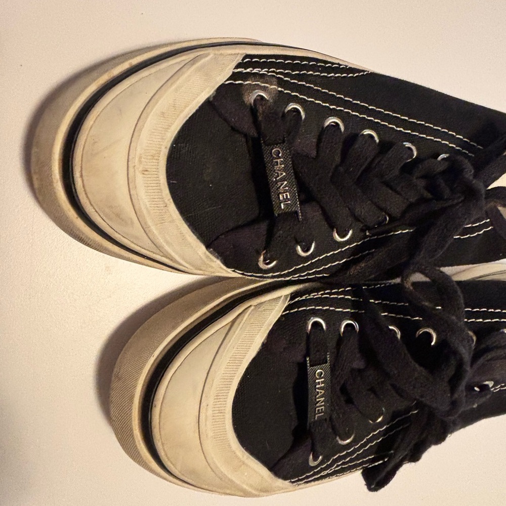 CHANEL Sneakers in Black and Cream